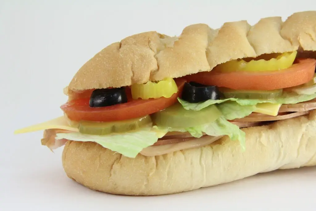 The Subway positioning strategy of making sandwiches on the spot in front of customers aims to instill a perception of freshness and hygiene in the mind of consumers.